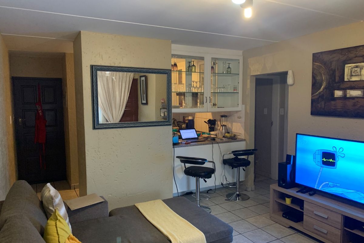 Stylish Ground floor 2 Bedroom Apartment for Sale in Palm Springs Complex.  - Photo 4