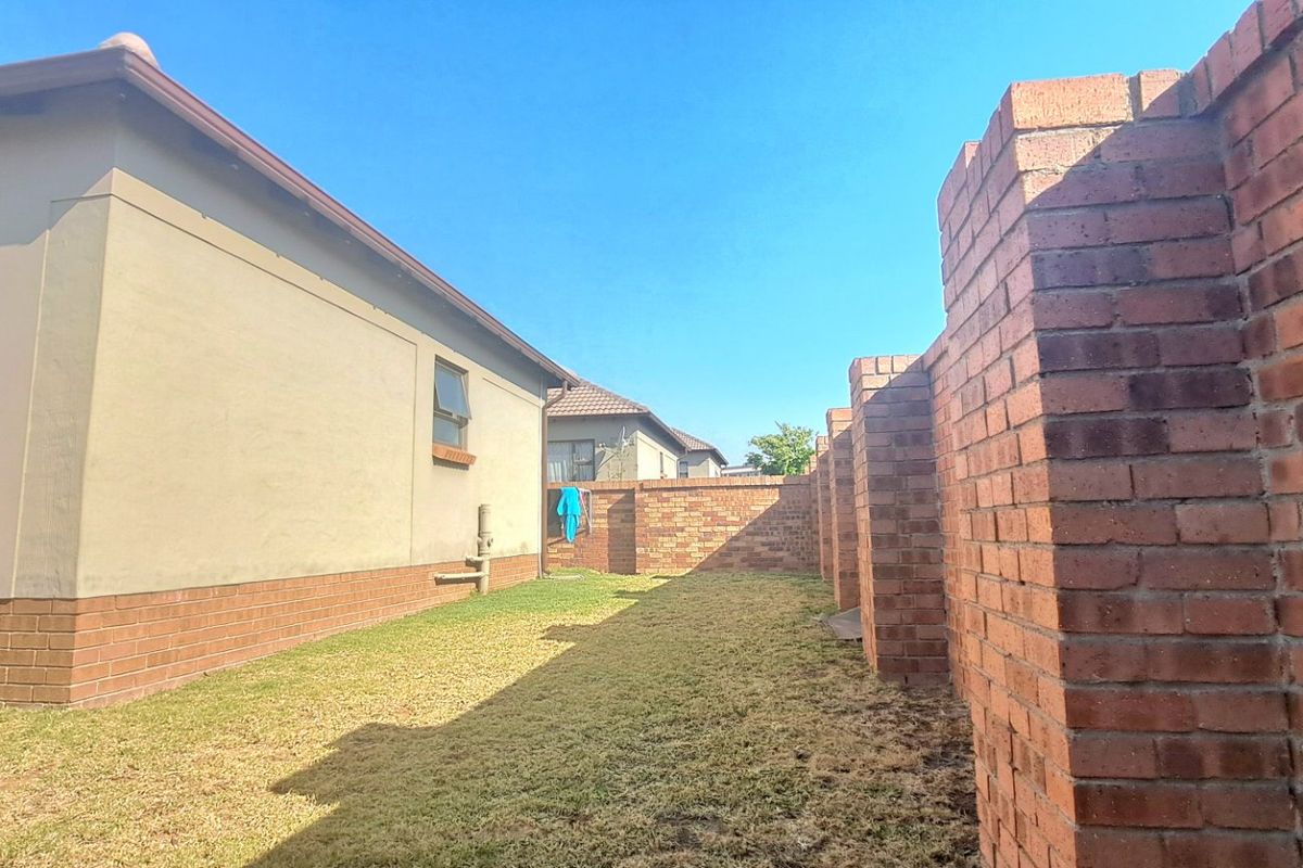 Charming 2-Bedroom Apartment for Sale in Secure Complex – The Reeds - Photo 3
