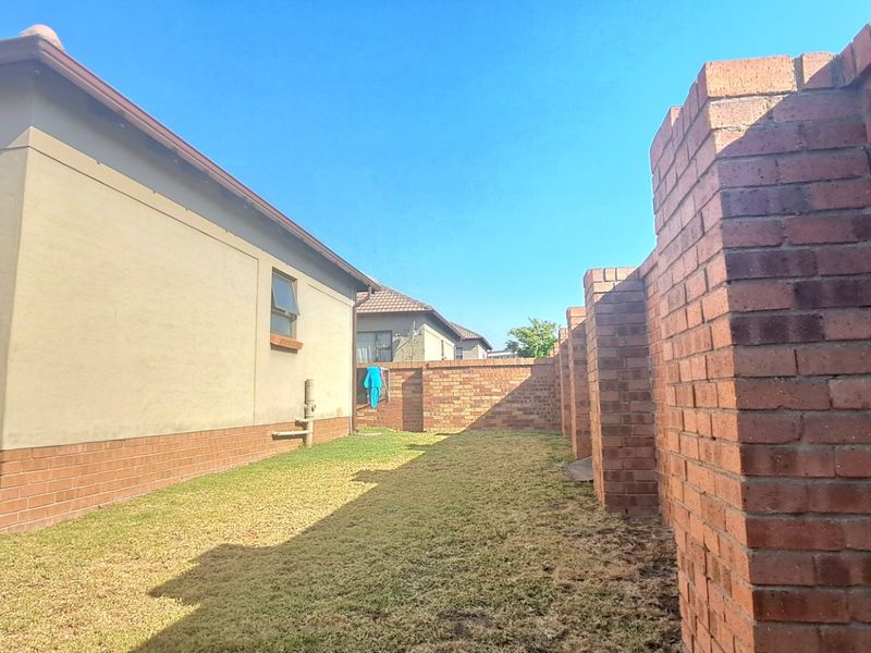 Charming 2-Bedroom Apartment for Sale in Secure Complex – The Reeds - Photo 3