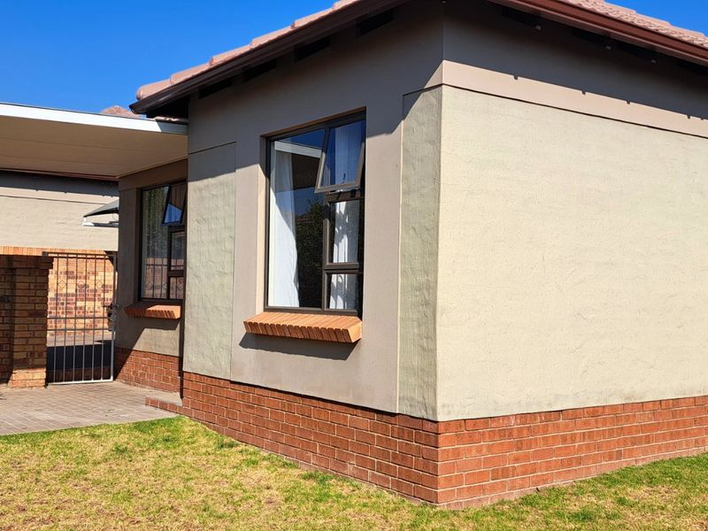 Charming 2-Bedroom Apartment for Sale in Secure Complex – The Reeds - Photo 2