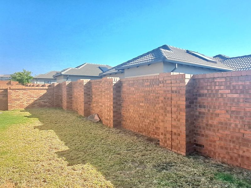 Charming 2-Bedroom Apartment for Sale in Secure Complex – The Reeds - Photo 4