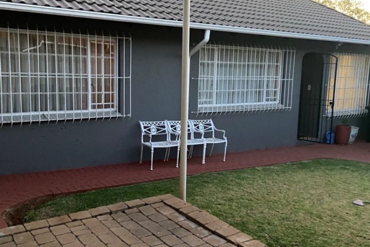 Perfect Retreat Near the Airport  - Photo 2