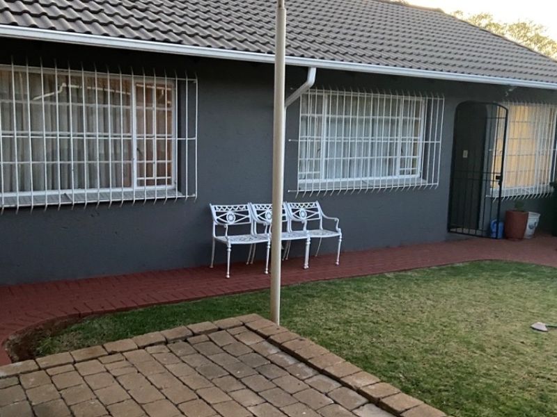 Perfect Retreat Near the Airport  - Photo 2