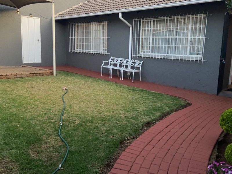 Perfect Retreat Near the Airport  - Photo 3