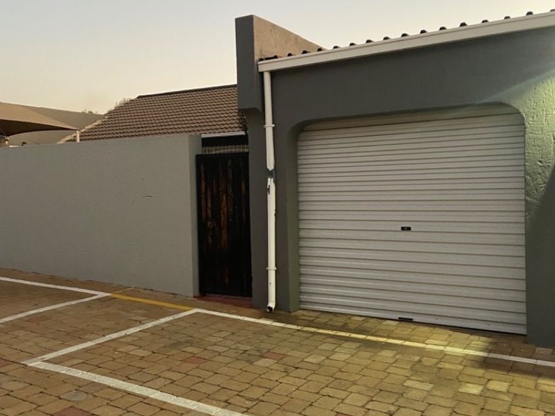 Perfect Retreat Near the Airport  - Photo 4