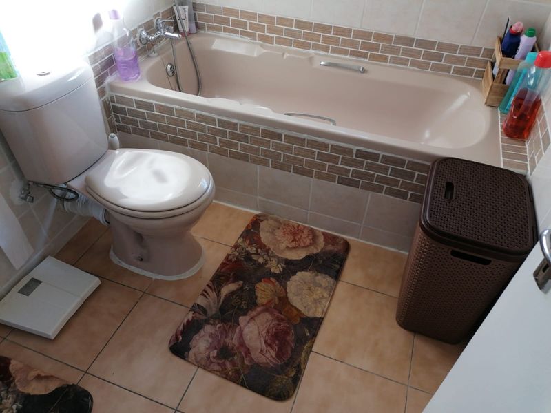 Perfect Retreat Near the Airport  - Photo 10