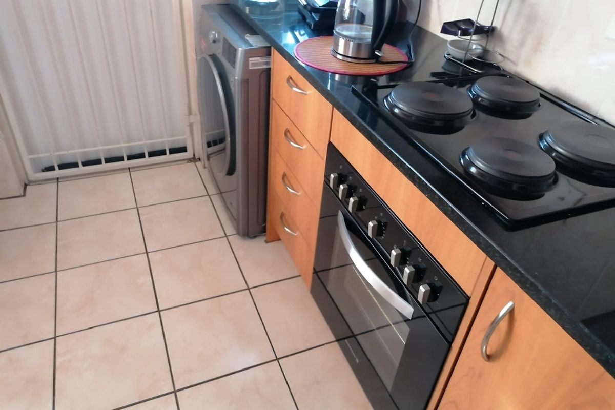 Perfect Retreat Near the Airport  - Photo 5