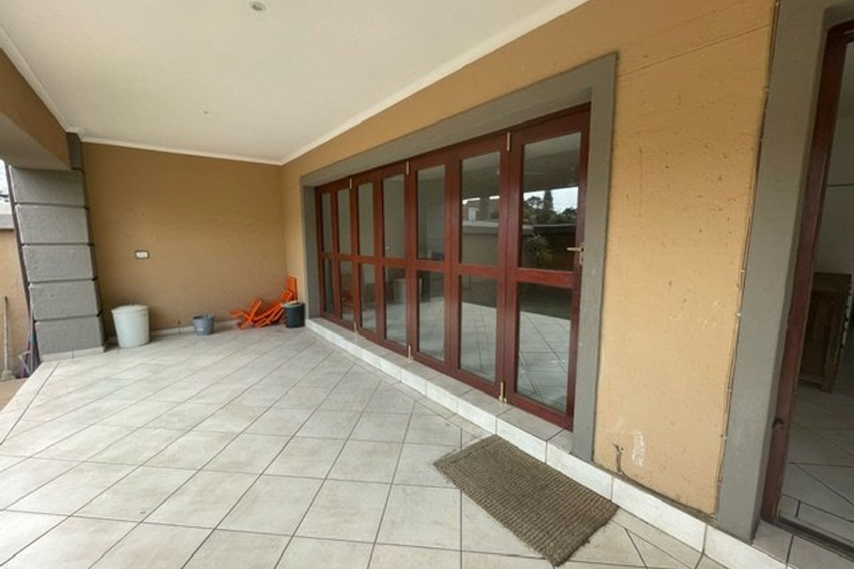 Modern Ground-Floor Apartment In Sought-After Suburb  - Photo 5