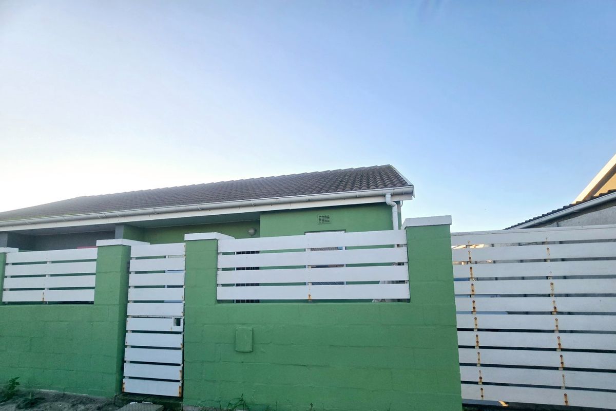 Two bedroom starter home in quiet area - Photo 2