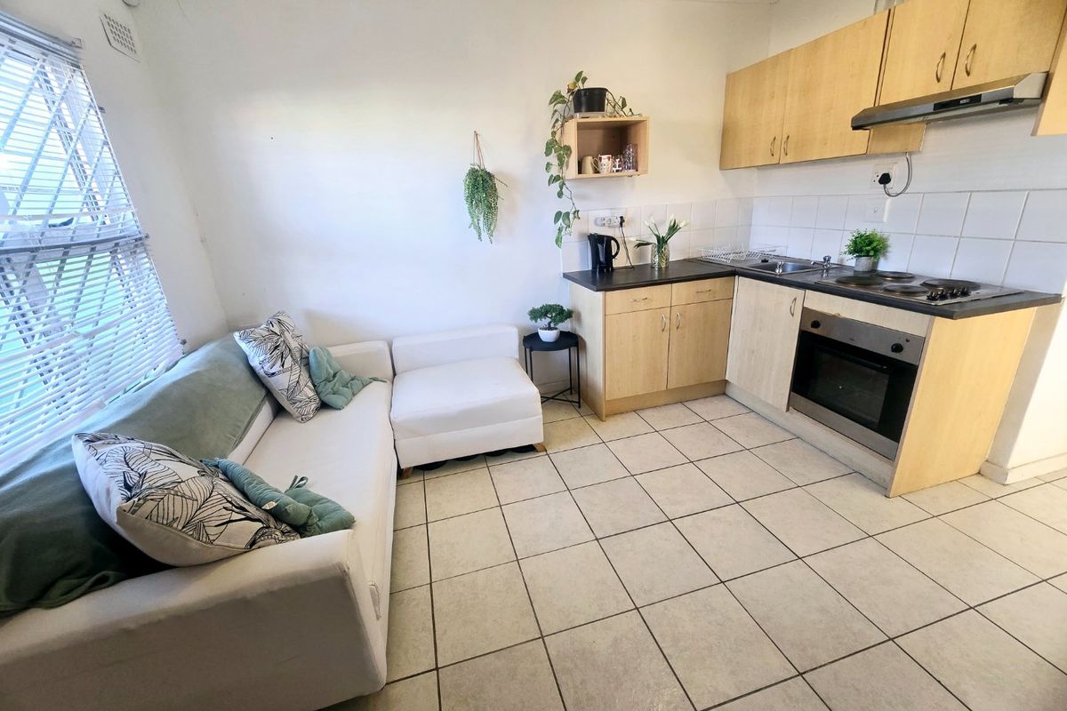 Two bedroom starter home in quiet area - Photo 4