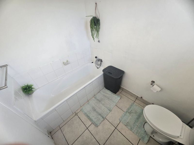 Two bedroom starter home in quiet area - Photo 10