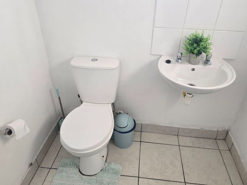 Two bedroom starter home in quiet area - Photo 9