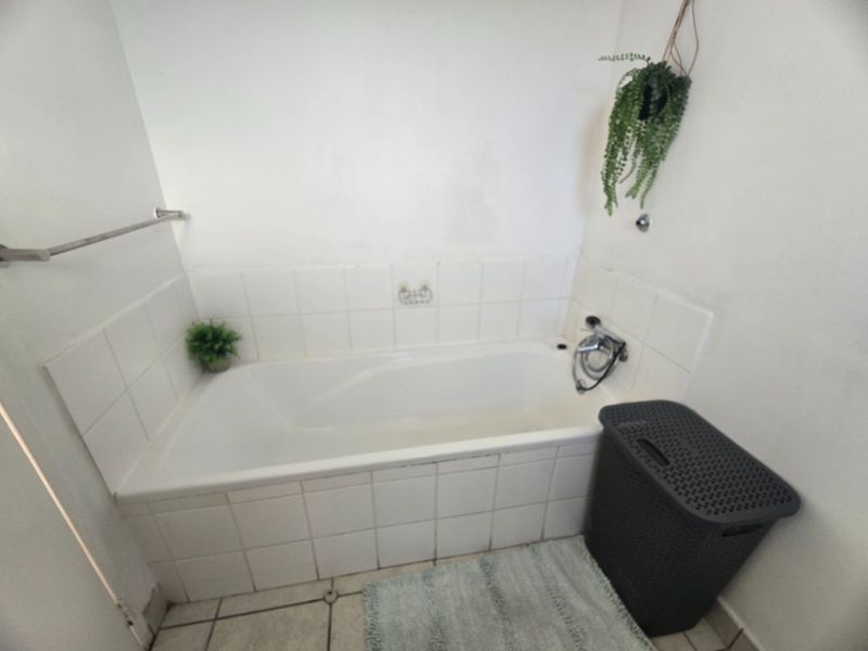 Two bedroom starter home in quiet area - Photo 8