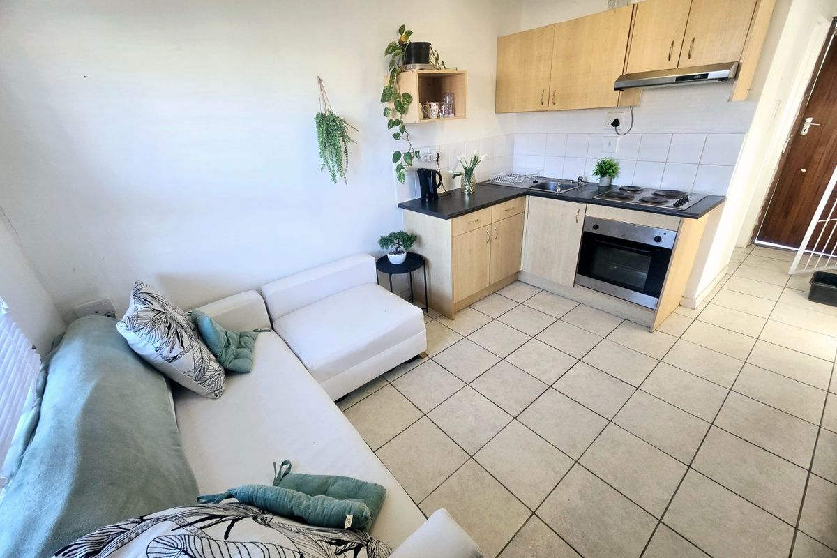 Two bedroom starter home in quiet area - Photo 3