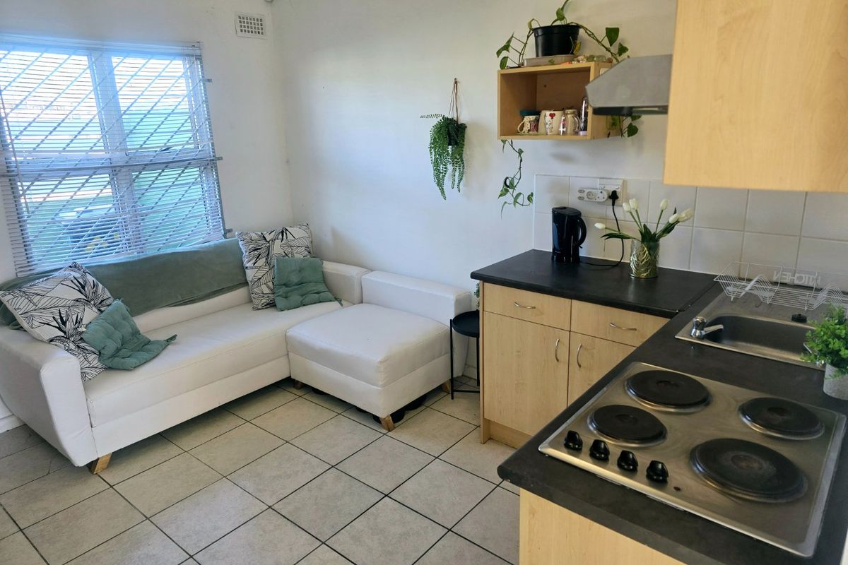 Two bedroom starter home in quiet area - Photo 5