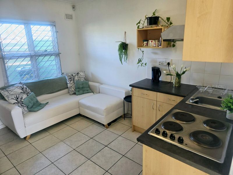 Two bedroom starter home in quiet area - Photo 5