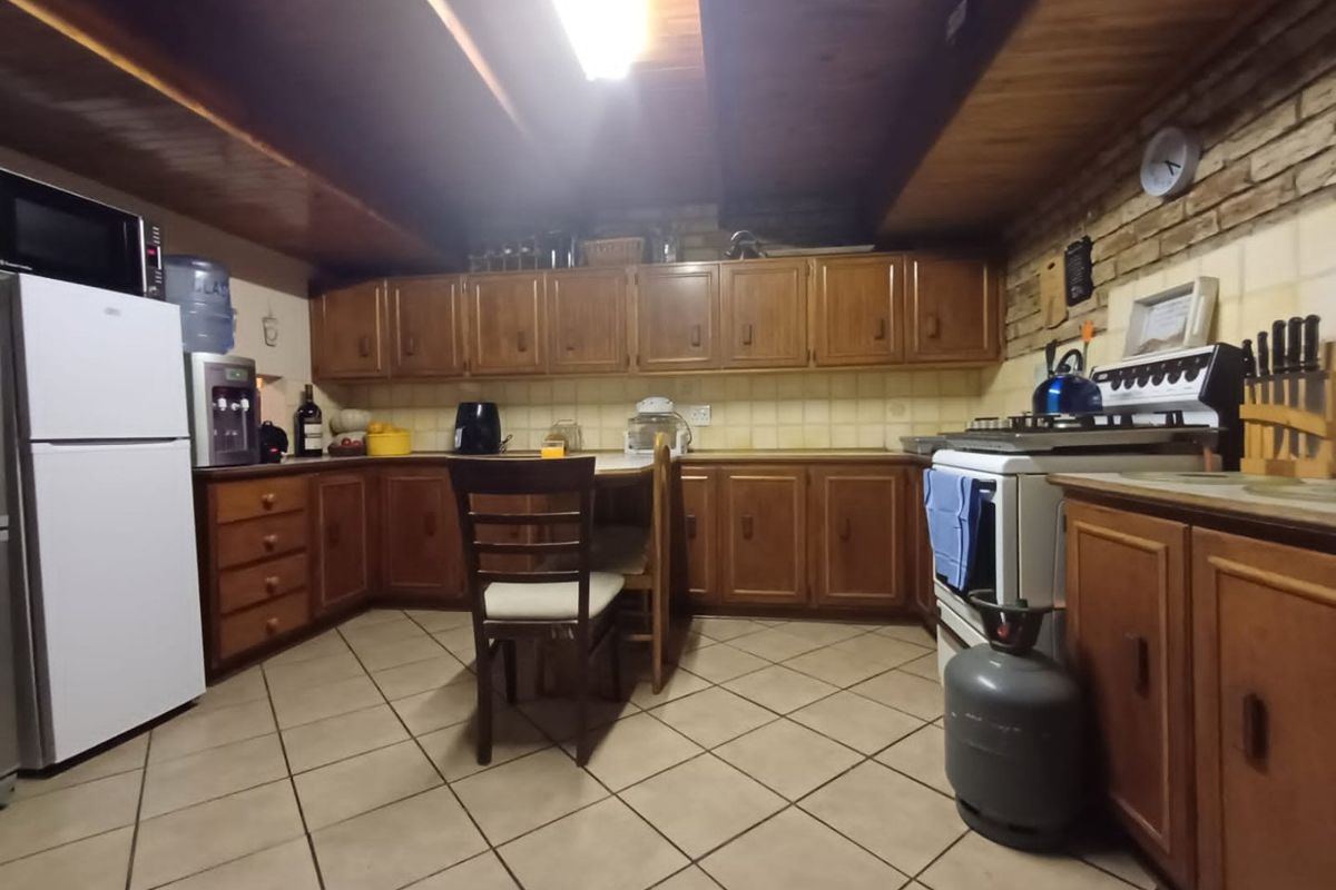 Warm and Cozy 3 Bedroom Townhouse for sale in Secure Complex in Neserhof!! - Photo 3