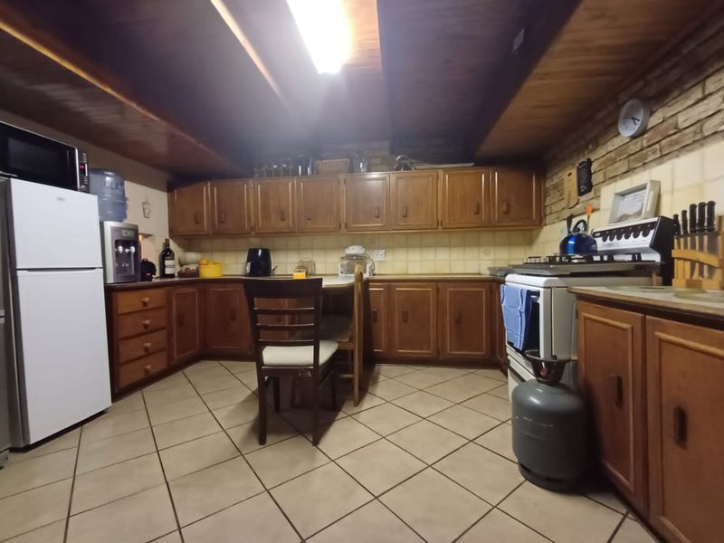 Warm and Cozy 3 Bedroom Townhouse for sale in Secure Complex in Neserhof!! - Photo 3