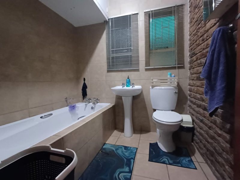 Warm and Cozy 3 Bedroom Townhouse for sale in Secure Complex in Neserhof!! - Photo 6