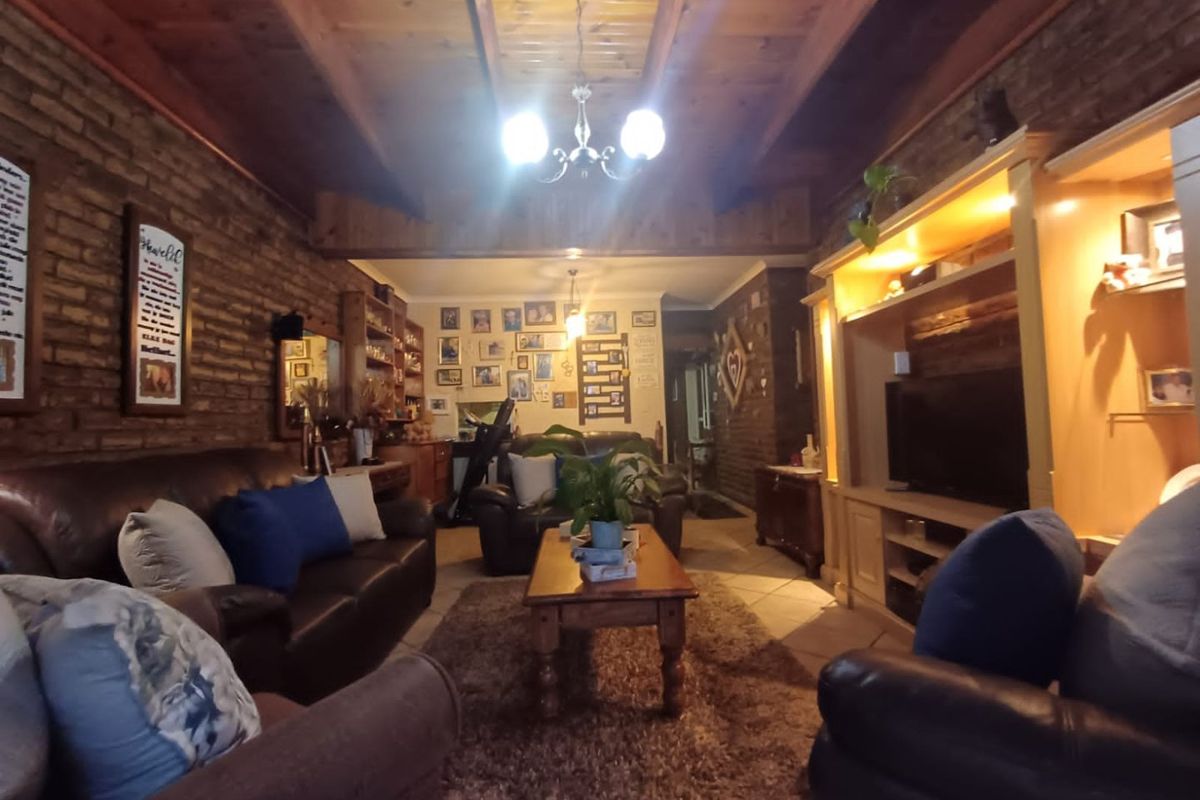 Warm and Cozy 3 Bedroom Townhouse for sale in Secure Complex in Neserhof!! - Photo 4