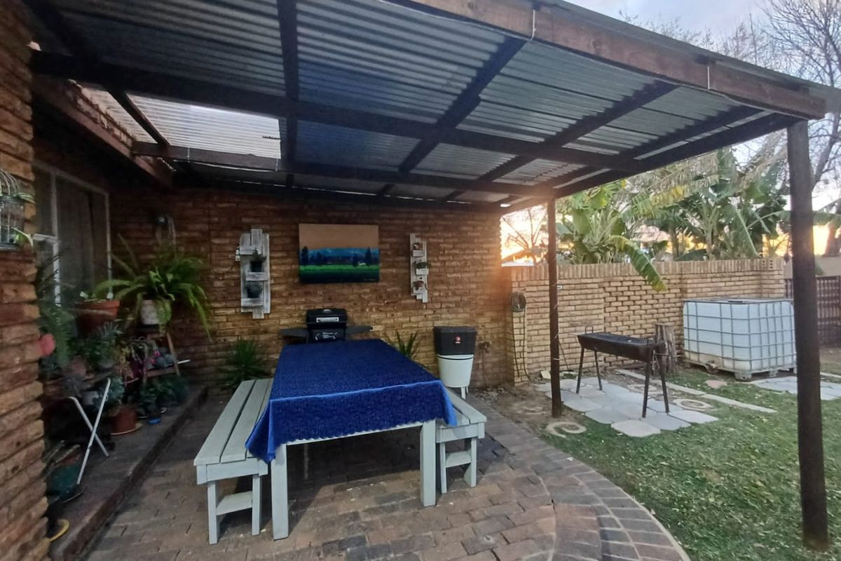 Warm and Cozy 3 Bedroom Townhouse for sale in Secure Complex in Neserhof!! - Photo 2