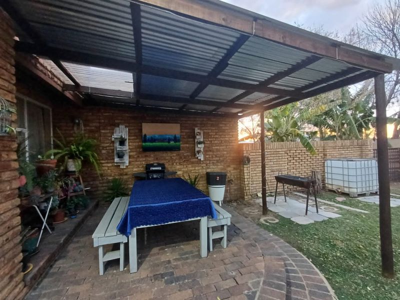 Warm and Cozy 3 Bedroom Townhouse for sale in Secure Complex in Neserhof!! - Photo 2