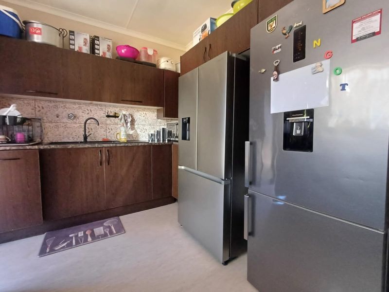 Charming and Secure 3-Bedroom Home for Sale in Orkney - Photo 9