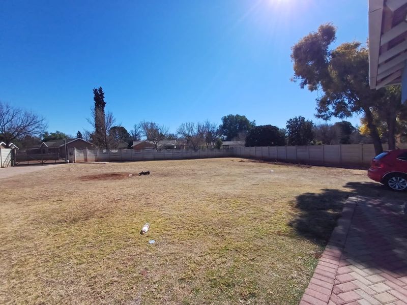 Charming and Secure 3-Bedroom Home for Sale in Orkney - Photo 4