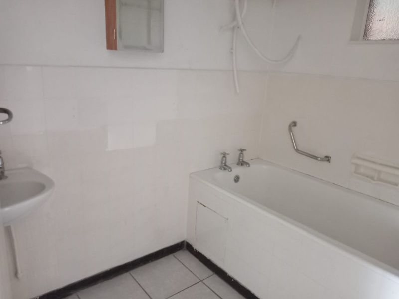 Beachfront Bachelor Flats in Prime North Beach, Durban: Ideal for Modern Coastal Living and Investment - Photo 9