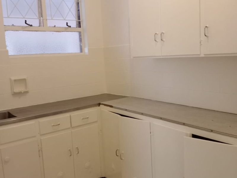 Beachfront Bachelor Flats in Prime North Beach, Durban: Ideal for Modern Coastal Living and Investment - Photo 5