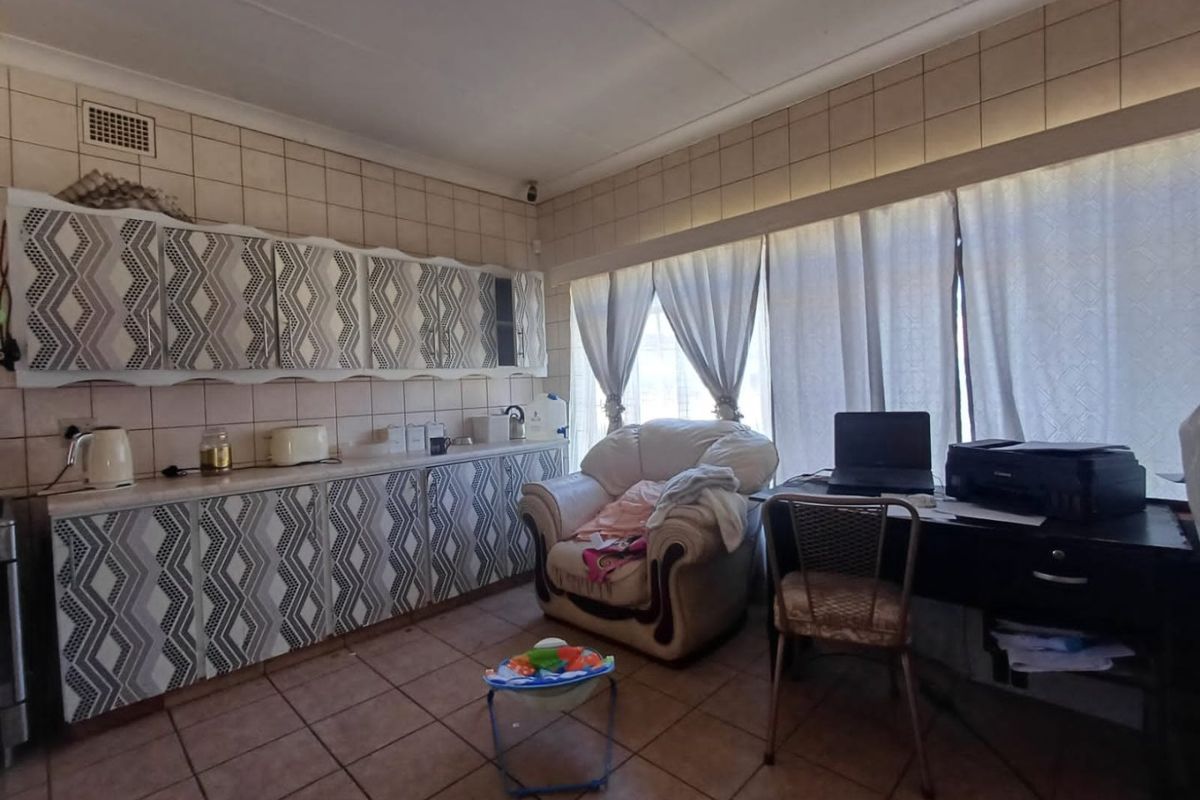 3 Bedroom family Home with Borehole for Sale in Meiringspark!!! - Photo 3