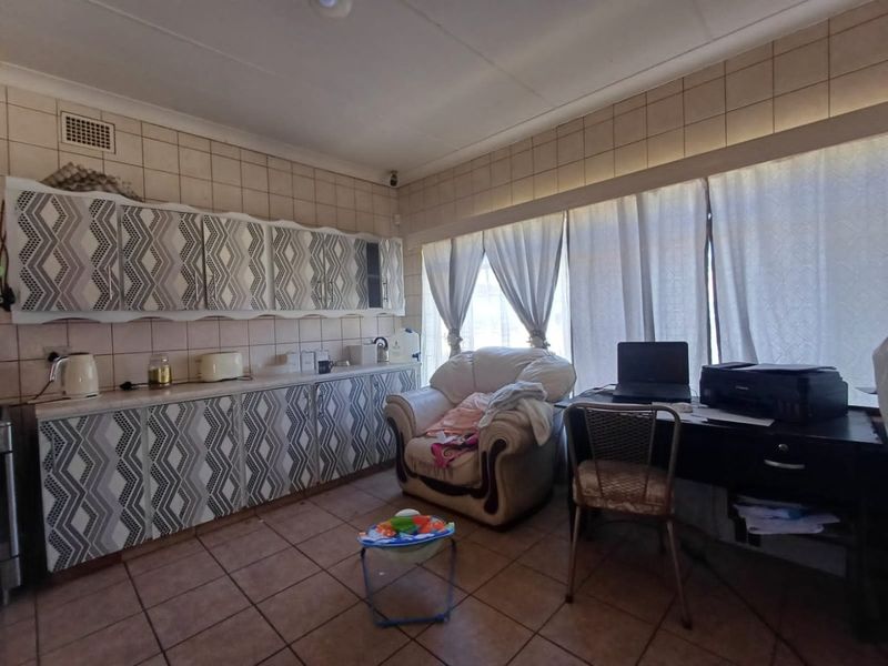 3 Bedroom family Home with Borehole for Sale in Meiringspark!!! - Photo 3