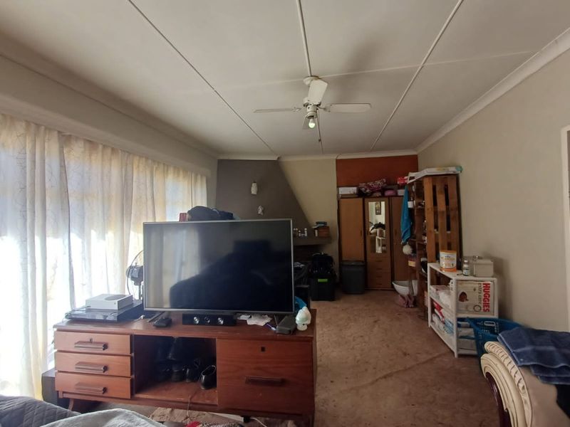 3 Bedroom family Home with Borehole for Sale in Meiringspark!!! - Photo 4