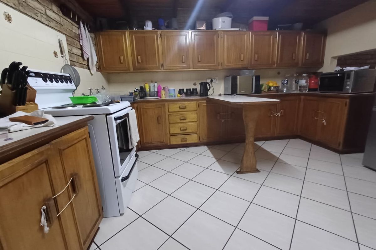 Warm and Cozy 3 Bedroom Townhouse for sale in Secure Complex in Neserhof,! - Photo 4