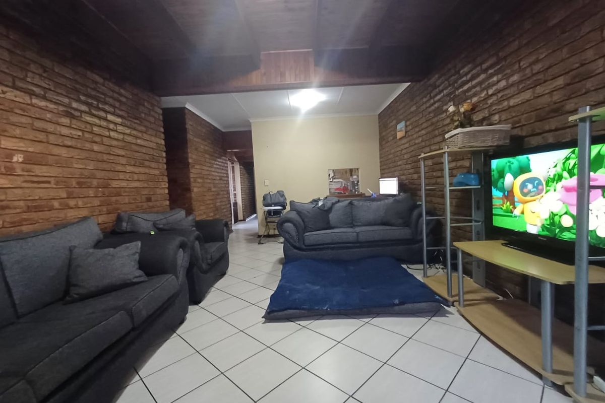 Warm and Cozy 3 Bedroom Townhouse for sale in Secure Complex in Neserhof,! - Photo 3
