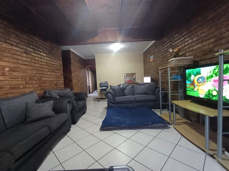 Warm and Cozy 3 Bedroom Townhouse for sale in Secure Complex in Neserhof,! - Photo 3