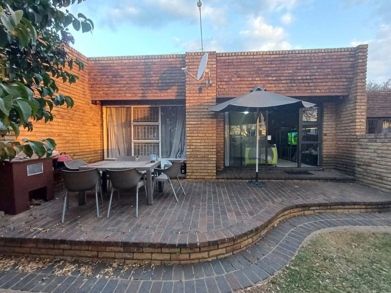 Warm and Cozy 3 Bedroom Townhouse for sale in Secure Complex in Neserhof,! - Photo 2