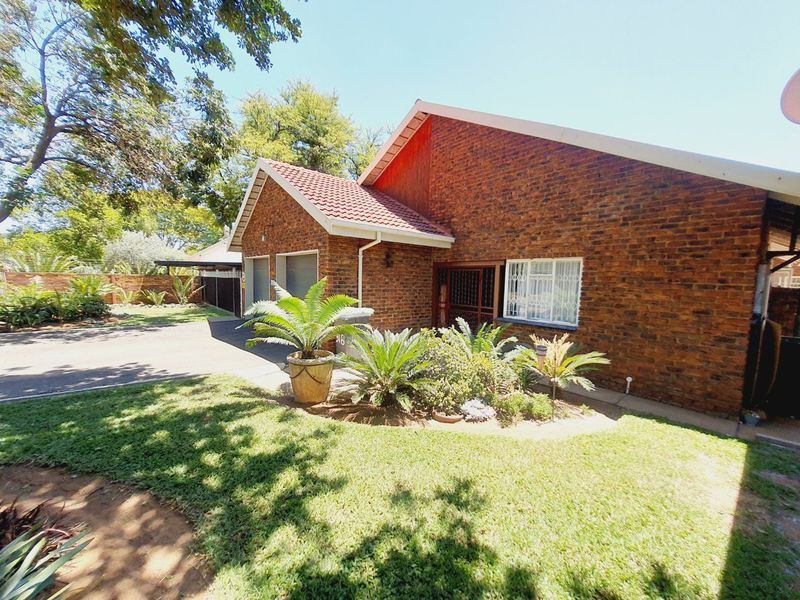 Beautiful renovated 3 bedroom home close in the ever popular suburb of Sinoville - Photo 3