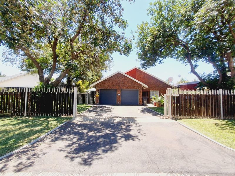 Beautiful renovated 3 bedroom home close in the ever popular suburb of Sinoville - Photo 2
