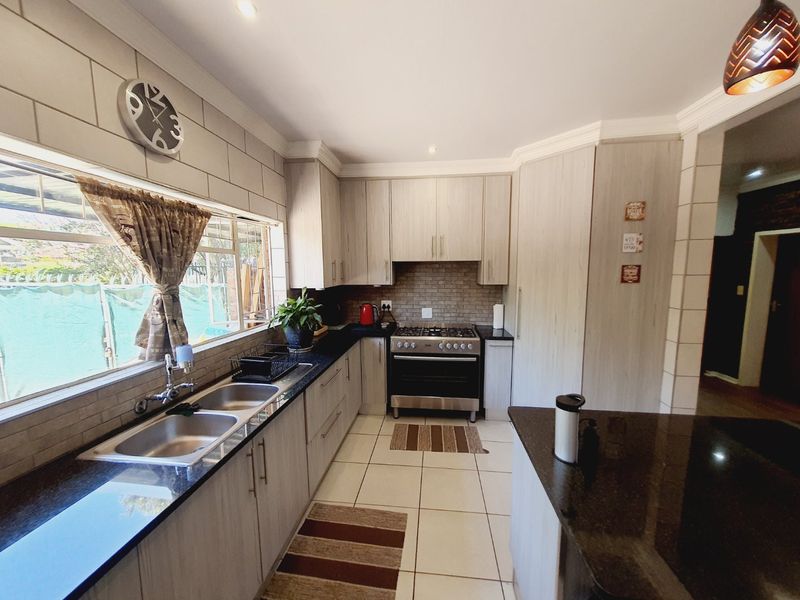Beautiful renovated 3 bedroom home close in the ever popular suburb of Sinoville - Photo 10
