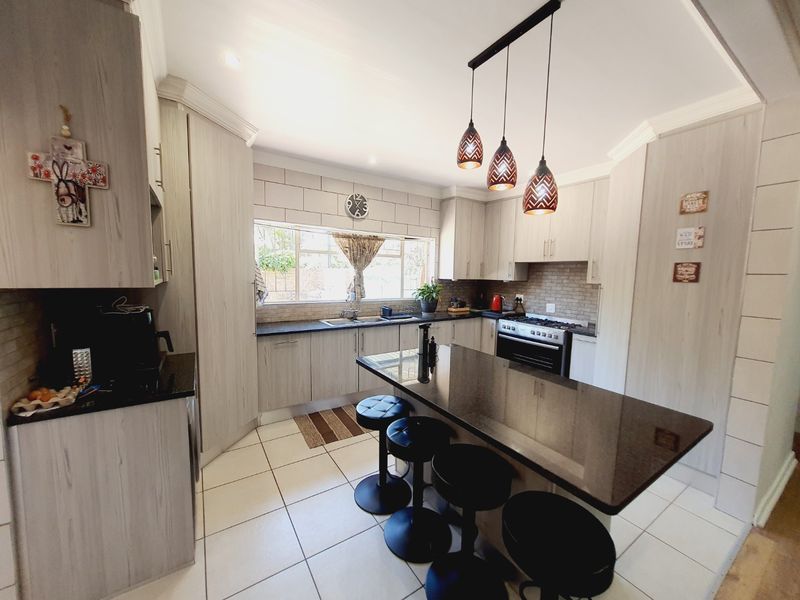 Beautiful renovated 3 bedroom home close in the ever popular suburb of Sinoville - Photo 8