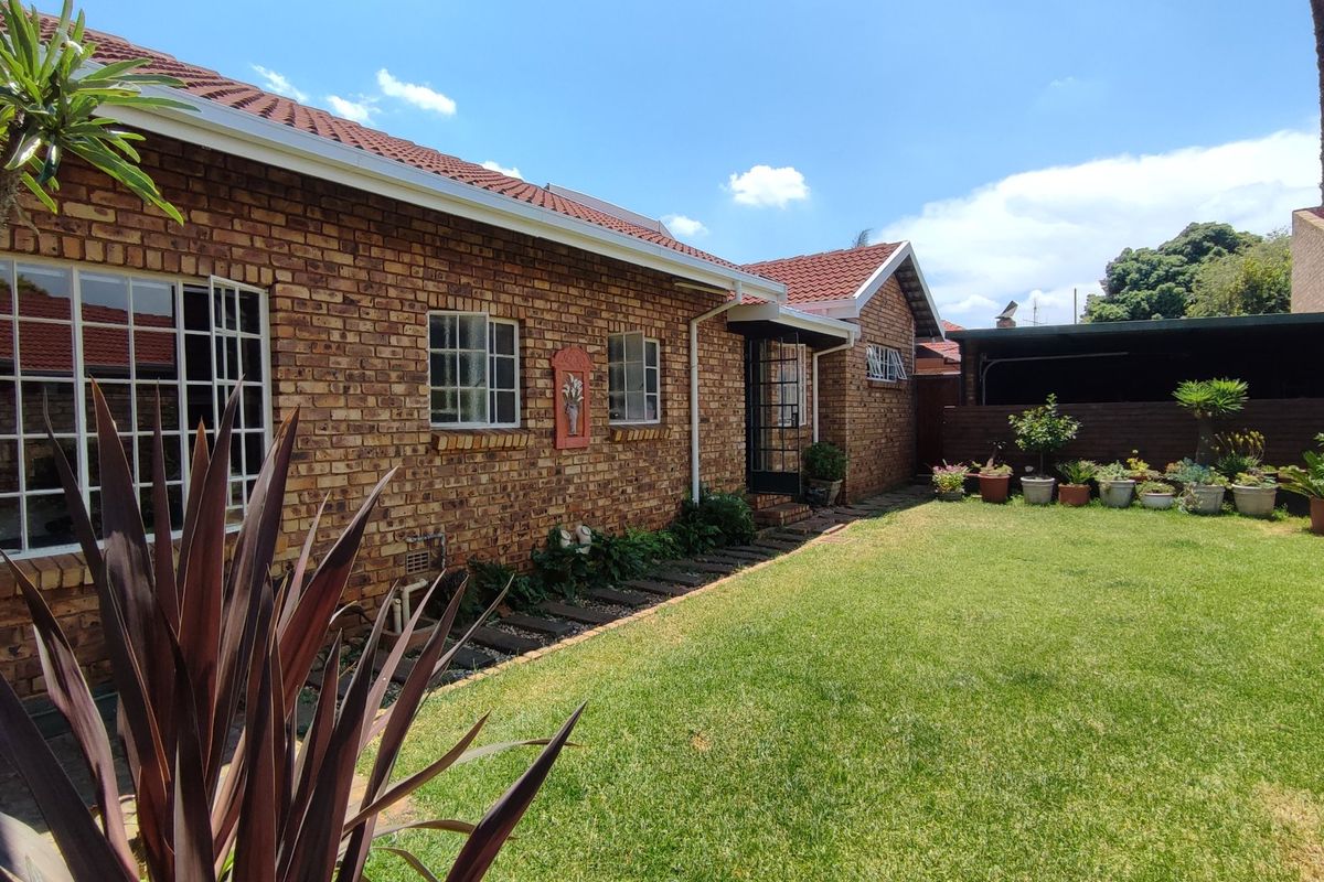 Well-Designed 3-Bedroom Cluster Home with a separate Flatlet for Sale Location: Clubview, Centurion - Photo 3