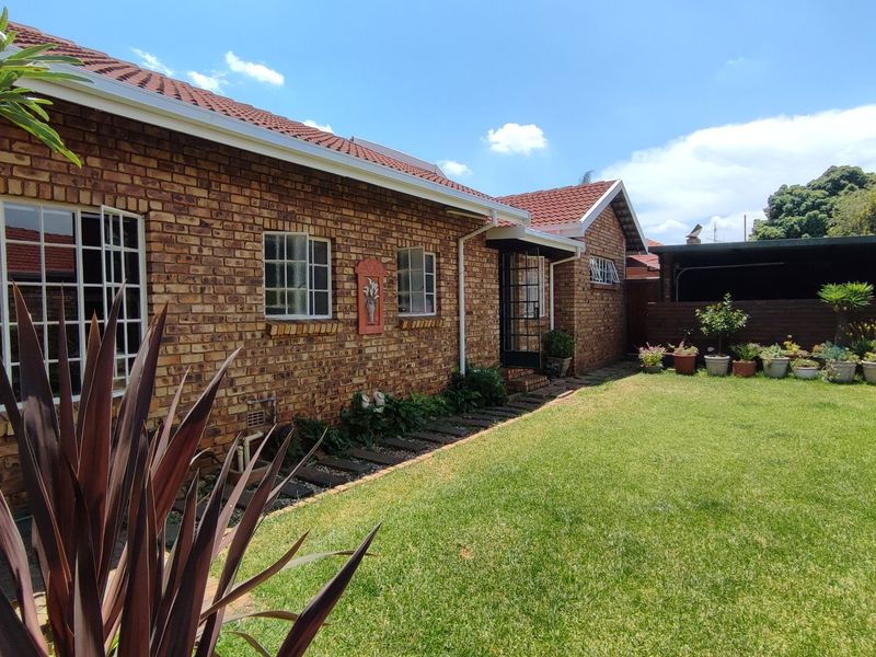 Well-Designed 3-Bedroom Cluster Home with a separate Flatlet for Sale Location: Clubview, Centurion - Photo 3