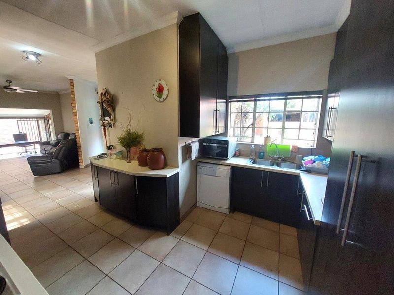 Well-Designed 3-Bedroom Cluster Home with a separate Flatlet for Sale Location: Clubview, Centurion - Photo 8