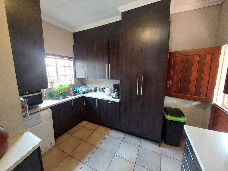 Well-Designed 3-Bedroom Cluster Home with a separate Flatlet for Sale Location: Clubview, Centurion - Photo 9
