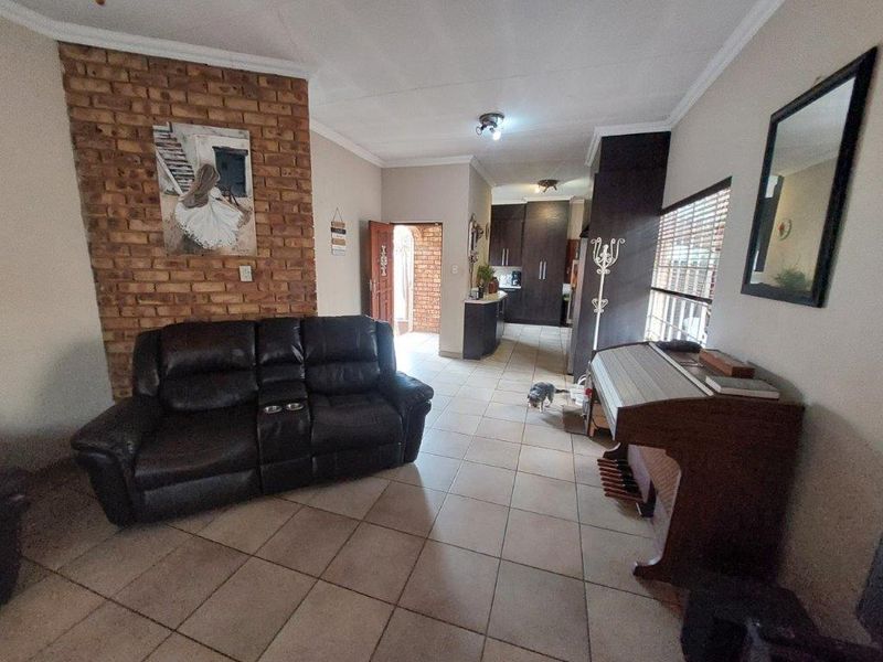 Well-Designed 3-Bedroom Cluster Home with a separate Flatlet for Sale Location: Clubview, Centurion - Photo 7