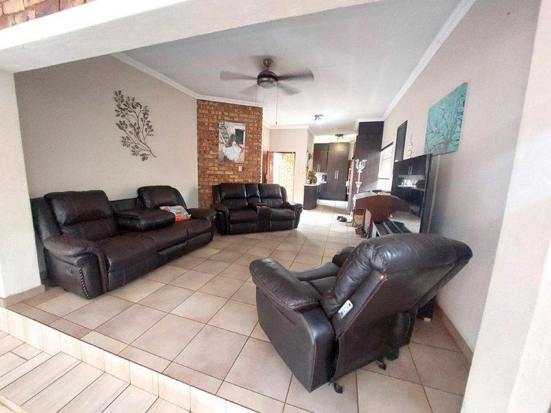 Well-Designed 3-Bedroom Cluster Home with a separate Flatlet for Sale Location: Clubview, Centurion - Photo 6