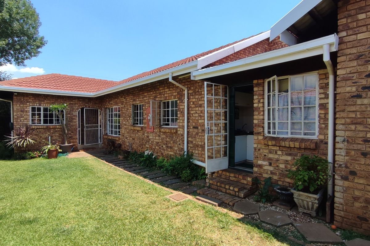 Well-Designed 3-Bedroom Cluster Home with a separate Flatlet for Sale Location: Clubview, Centurion - Photo 2