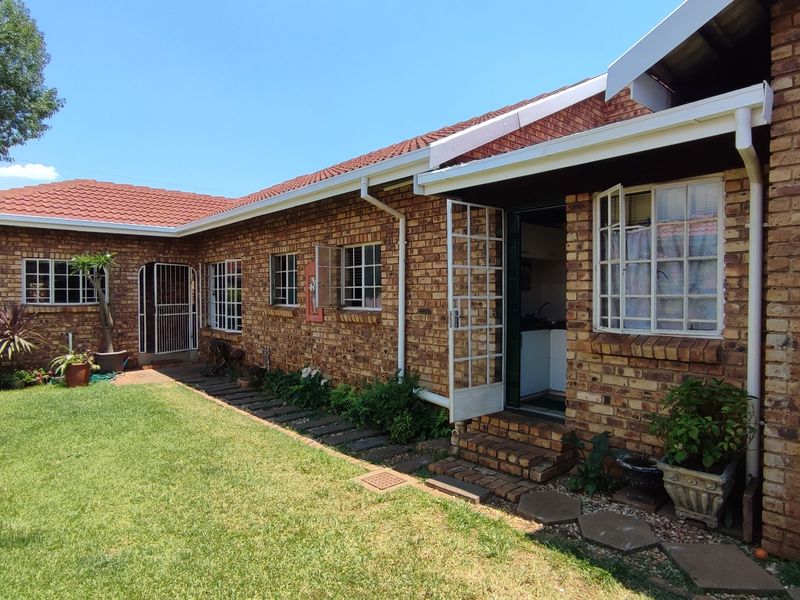 Well-Designed 3-Bedroom Cluster Home with a separate Flatlet for Sale Location: Clubview, Centurion - Photo 2