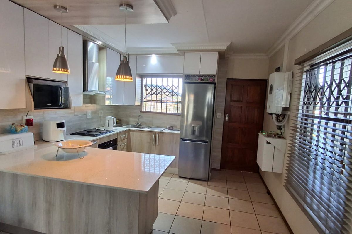 3 BED TOWNHOUSE  HEATHERVIEW GARDENS - Photo 3